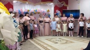 "Гимн семьи" исполняет коллектив детского сада "Радуга"