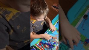 Илья лепит Соника из пластилина