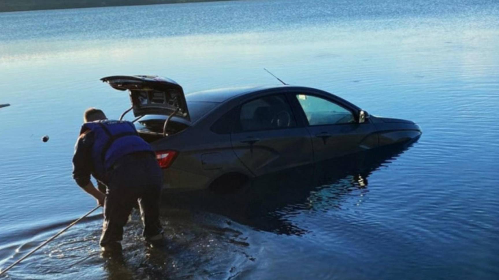 В Челябинской области на водохранилище автомобиль ушел на дно