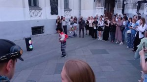 Мальчик исполняет Майкл Джексон танец в Москве на Никольской