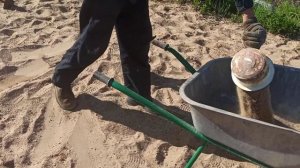 Засыпаю сваи раствором