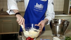 Десерт с гранолой и клубничным соусом