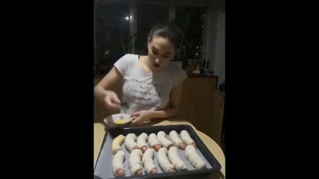 Готуєм з донечкою Сосиска в тісті. смотреть онлайн