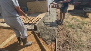 Благоустройство прилегающей к дому территории. Бетонное крыльцо, отмостка.