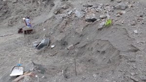 Строительство, шахтёры обрушили часть песка