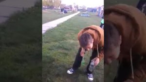 Школьники издеваются над презиком