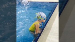 Дети играют в бассейне