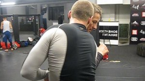 2015 год. В стойке, рычаг локтя и защита от него.