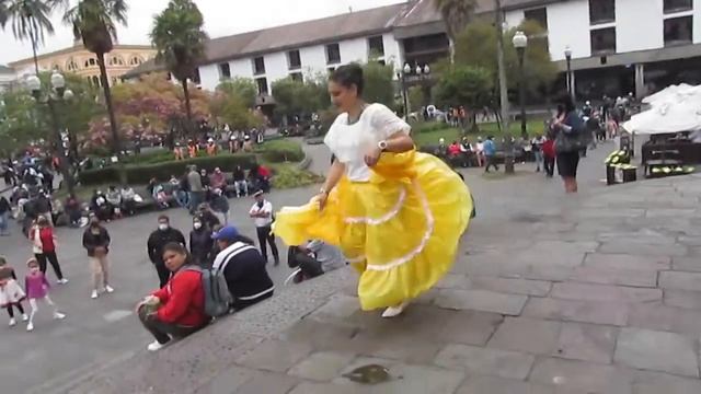 Bailando en la " Plaza Grande"...(Báilame-Chino y Nacho) Una probadita de bailoterapia смотреть онлайн