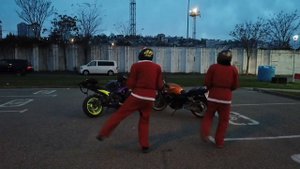 Мотоциклисты танцуют в костюмах дедов морозов/ мото приколы/ мото танцы