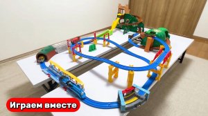 Играем в поезда ! Игрушки ! Железная дорога ! Строим вместе ! Видео для детей