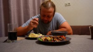 Сбежал из деревни в Москву ПРИХВАТИВ ПЕНСИИ РОДНЫХ развлекаю себя вкусной едой пока родители голодаю