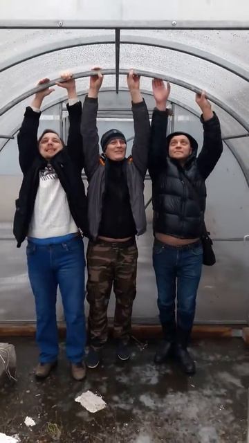 Теплица Триумф усиленная: 3 человека виснут на 1 дуге смотреть онлайн