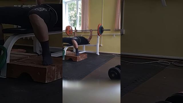 Народный жим, 82,5 килограмма, смог на тренировке отжать на 2 взрослый разряд.