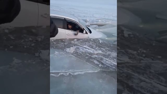 Автомобиль с водителем провалился под лёд в Приморье