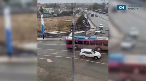 В Калуге троллейбус проехал по Синим мостам