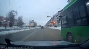 Рейсовый автобус в Южно-Сахалинске проехал на красный свет светофора