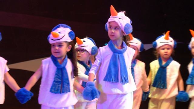 Зажигают сегодня снеговики  ❄️ смотреть онлайн