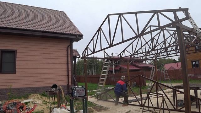 Смог построить навес для автомобиля своими руками. Сделал из профильной трубы. Поднял Фермы один. смотреть онлайн