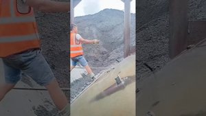 Строительство, разгрузка баржи