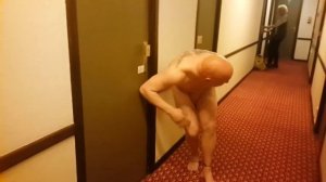 Otel koridorundaki çıplak adam