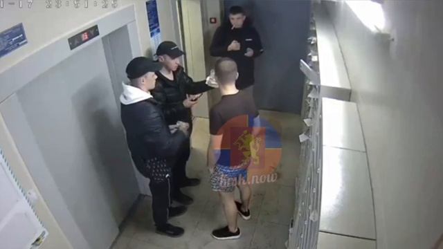 В Красноярске мужчина избил двух парней, которые раскладывали листовки по почтовым ящикам !!!