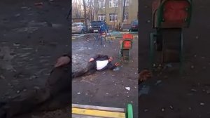 Интервью с 2 пьяными лежащими в луже