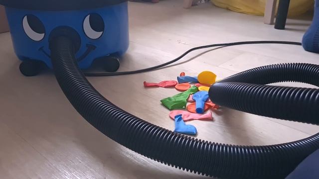 [Numatic James] Vacuuming up balloons - balloons inside vacuum cleaner смотреть онлайн