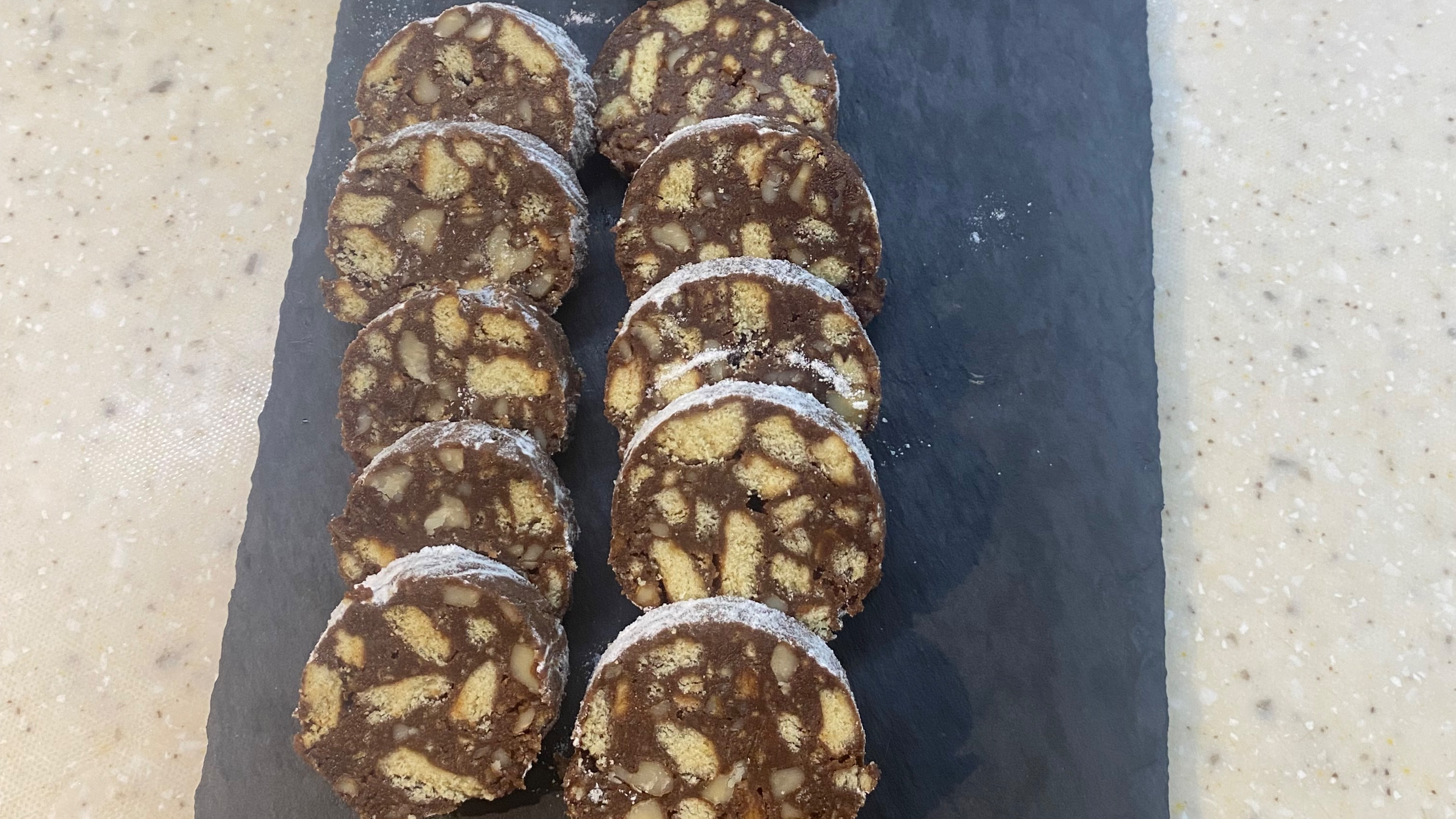 Шоколадная колбаса со сгущёнкой из печенья и орехов