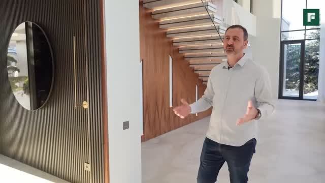 Дом из стекла! Обзор прозрачной виллы с панорамным 7-метровым витражом от «АЛЮТЕХ»
