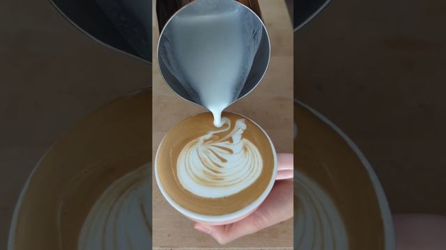 Latte Art Practice - Swan [2023/04/19] (Blue Bottle Winter Espresso)