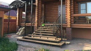 Каркас уличной лестницы с коваными ограждениями..