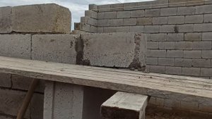 близится к концу кладка кирпича(пеплоблок)