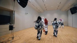 NewJeans (뉴진스) KGMA 2024 Dance Practice (1)