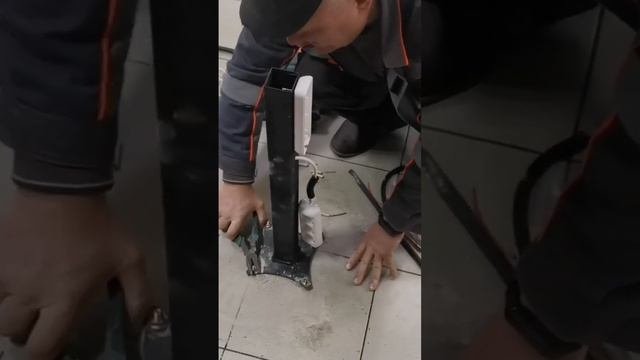 Устанавливаем стойки под розетки в столовой ночного клуба.Фирма Электрик: наш тел 89532801701