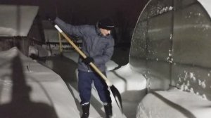 Уборка снега 20-го января вечером