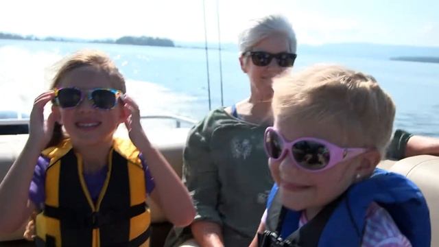 SUN TRACKER Boats: FISHIN' BARGE 24 DLX Fishing Pontoon