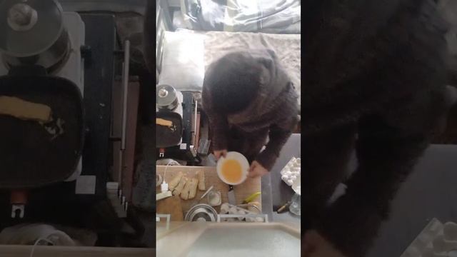 Семиклассник на протяжении 21 минуты готовит гренки... смотреть онлайн