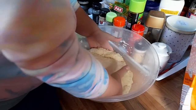 На ужин лазанья | 🥐 Яна помогает замесить тесто🥟