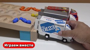 Играем в машинки ! Загружаем машинки шариками ! АСМР ! Видео для детей