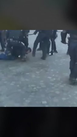 бьёт прямо в морду