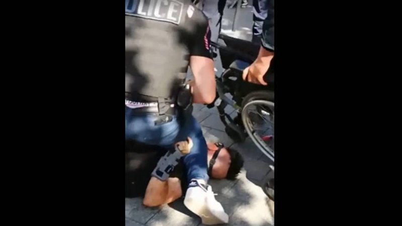 европолиДЗаи бьют также инвалидов на коляске2