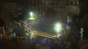 Окунание в прорубь на Крещение 19 января 2025 года. Вид сверху. Измайловский Кремль. Вернисаж.