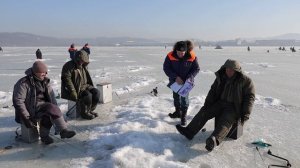 Ежедневные рейды проходят во Владивостоке на льду акваторий.