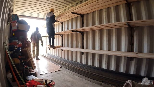 Доделываем полки в контейнере