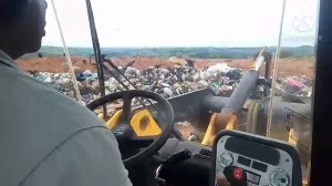 pá carregadeira jcb 422 zx trabalhando em aterro sanitário