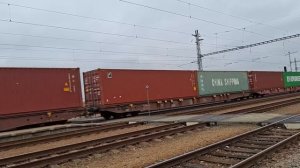 Встречные грузовой и пассажирский поезд на очень высокой скорости