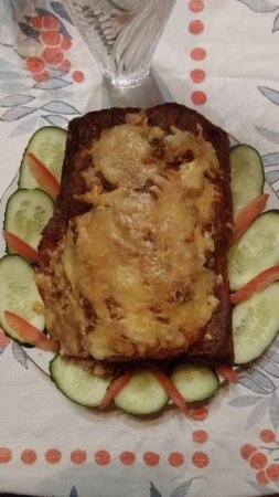 Мясо, запеченное с кабачком и луком.