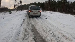 Ну всё, встряли? Засадили Mitsubishi Space Gear в ледяной каше.