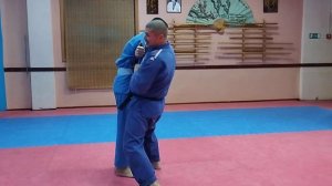 Дзюдо: Можно ли взять обвязку если Вам пытаются взять косой захват